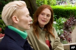 Julianne Moore, kanan, dan Tilda Swinton dalam sebuah adegan dari "The Room Next Door." (Sony Pictures Classics via AP)