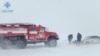 Работниците за итни случаи пуштаат автомобил кој е заглавен во снег за време на силна снежна бура во регионот Одеса, Украина во оваа фотографија објавена на 27 ноември 2023 година.