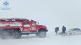 Radnici ukrajinskih hitnih službi izvlače auto zaglavljen u snegu u regionu Odese 
