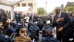 Sekretari Austin përshëndet veteranët gjatë ceremonisë në Francë (6 qershor 2023)
