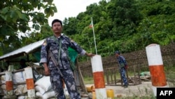 Polisi Myanmar melakukan patroli di dekat perbatasan dengan Bangladesh (foto: ilustrasi). 