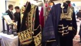 پېښور کې د افغان کډوالو د لاسي شیانو نندارتون ته سلګونه خلک ورغلي دي