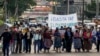Manifestantes bloquean un camino en demanda de la renuncia de la Fiscal General Consuelo Porras y del fiscal Rafael Curruchiche en ciudad de Guatemala, el 2 de octubre 