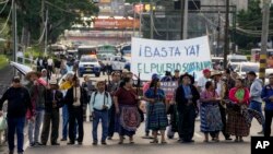 Manifestantes bloquean un camino en demanda de la renuncia de la Fiscal General Consuelo Porras y del fiscal Rafael Curruchiche en ciudad de Guatemala, el 2 de octubre 