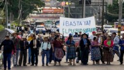 Manifestantes bloquean un camino en demanda de la renuncia de la Fiscal General Consuelo Porras y del fiscal Rafael Curruchiche en ciudad de Guatemala, el 2 de octubre 