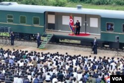 지난 8, 9일 이틀 간 평안북도 의주군 수해 현장을 방문한 김정은 북한 국무위원장이 연설을 진행하고 있다. (사진출처: 조선중앙통신)