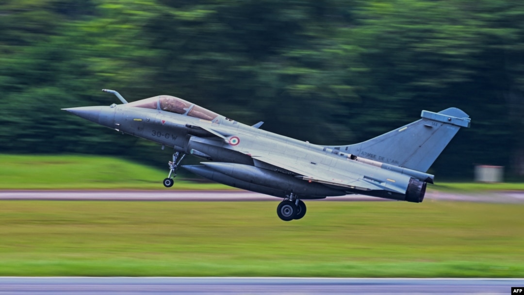Pesawat tempur multiperan Dassault Rafale Angkatan Udara Prancis lepas landas saat singgah di Pangkalan Udara Paya Lebar di Singapura, 28 Juni 2023, sebagai bagian dari operasi pelatihan "Pegase 23". (Roslan RAHMAN/AFP)