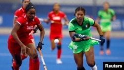 Atletas de Cuba y México miden fuerzas en un partido de Hockey en los Juegos Panamericanos de Santiago de Chile 2023. 