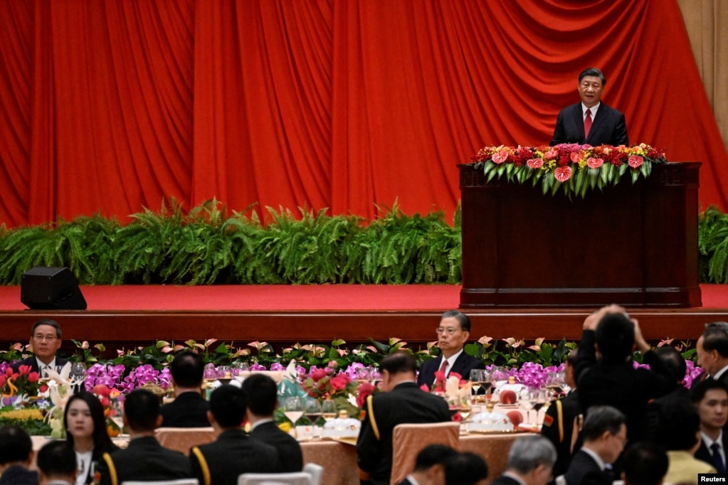 中国领导人习近平在北京人大会堂举行的国庆晚宴上发表讲话。（2023年9月28日）(photo:VOA)