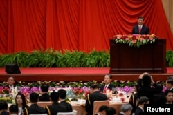 中国领导人习近平在北京人大会堂举行的国庆晚宴上发表讲话。（2023年9月28日）