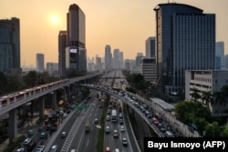 Pengendara melakukan perjalanan pada jam sibuk di Jakarta pada 29 Agustus 2023. (Foto: AFP)