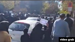 Qəzvində etiraz aksiyası (İran İşçilərinin Azad Birliyinin yaydığı videonun ekran görüntüsü)