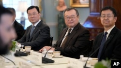 中共中联部部长刘建超（中）与美国国务卿布林肯在华盛顿举行会谈时的照片。（2024年1月12日）