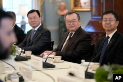 中共中联部部长刘建超与美国国务卿布林肯在华盛顿举行会谈时的照片。（2024年1月12日）