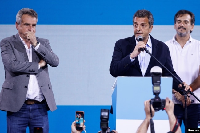 El candidato presidencial argentino Sergio Massa habla con sus partidarios durante la segunda vuelta de las elecciones presidenciales de Argentina, en Buenos Aires, Argentina, el 19 de noviembre de 2023. REUTERS/Adriano Machado