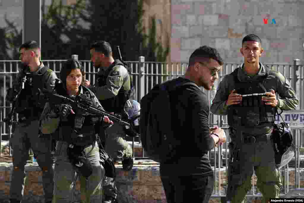 La policía de fronteras de Israel revisa los documentos de un joven palestino antes de dejarlo ingresar en el recinto amurallado de la Ciudad Vieja de Jerusalén.