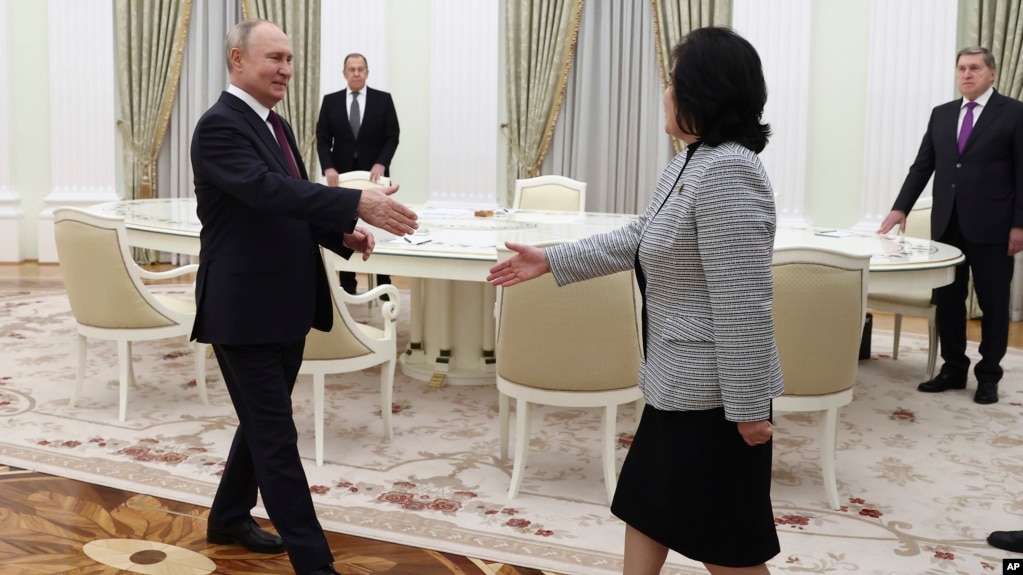 俄罗斯总统普京在莫斯科克里姆林宫会见到访的朝鲜外务相崔善姬。（2024年1月16日）(photo:VOA)