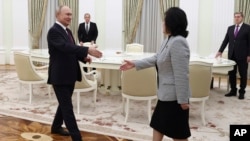 俄罗斯总统普京在莫斯科克里姆林宫会见到访的朝鲜外务相崔善姬。（2024年1月16日）