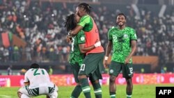 Basani ba Nigeria bazali kosepela nsima na elonga na bango liboso lya Cameroun na 8e ya finale ya CAN 2023 na etando ya masano Félix Houphouet-Boigny, Abidjan, 27 sanza ya yambo 2024.