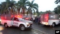 Los vehículos policiales utilizados para transportar cadáveres llegan a la comunidad cerrada donde se estrelló un avión en Vinhedo, estado de Sao Paulo, Brasil, el viernes 9 de agosto de 2024.