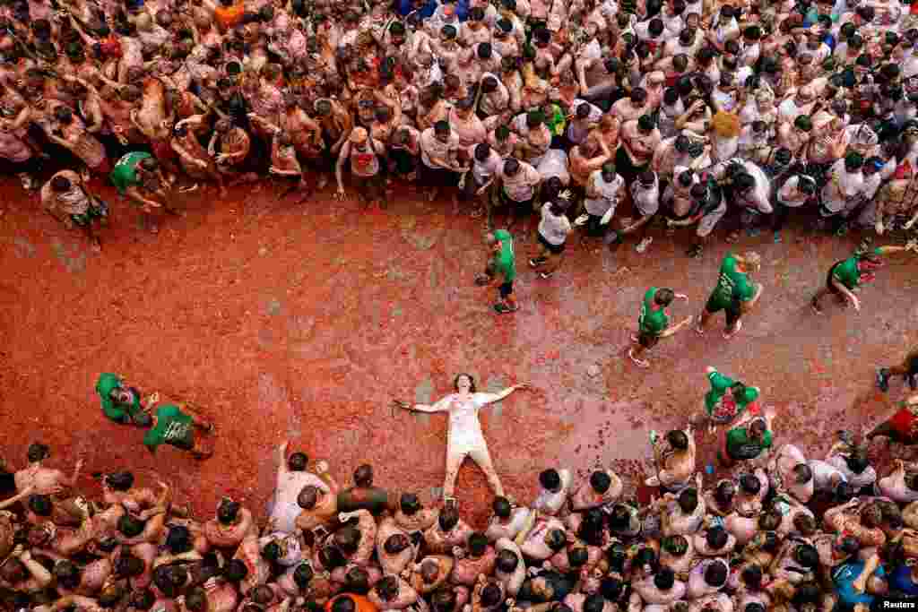 A participant lies in tomato pulp during the &#39;La Tomatina&#39; festival in Bunol, near Valencia, Spain, Aug. 28, 2024.