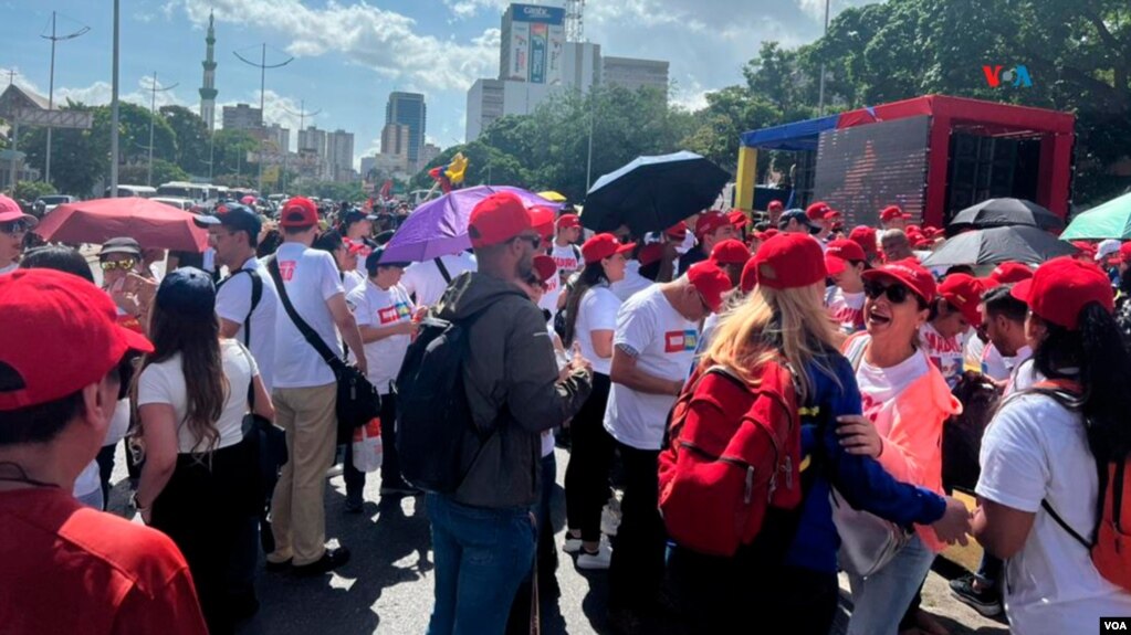 El Centro Nacional Electoral (CNE), con el 96,8 % de las actas dio como triunfador a Maduro con 6,4 millones de votos, frente a 5,3 millones de González.