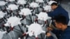 资料照片：中国安徽省安庆的一家无人机工厂的工人在生产线上工作。（2024年5月16日）