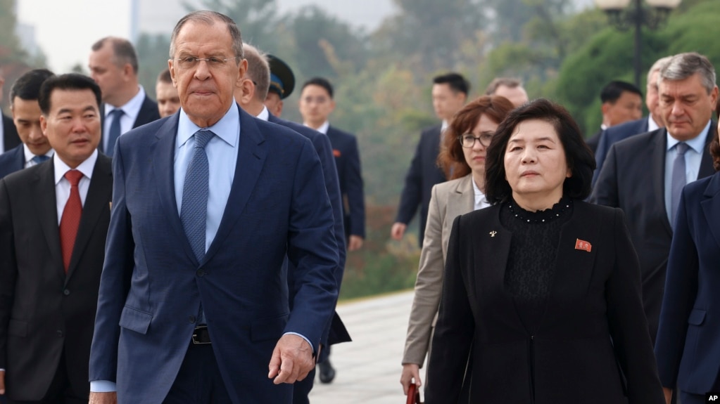 Bộ trưởng Ngoại giao Nga Sergey Lavrov (trái) và Bộ trưởng Ngoại giao Triều Tiên Choe Son Hui (phải) tham dự một buổi lễ tại Bình Nhưỡng, Triều Tiên, vào ngày 19 /10/2023.