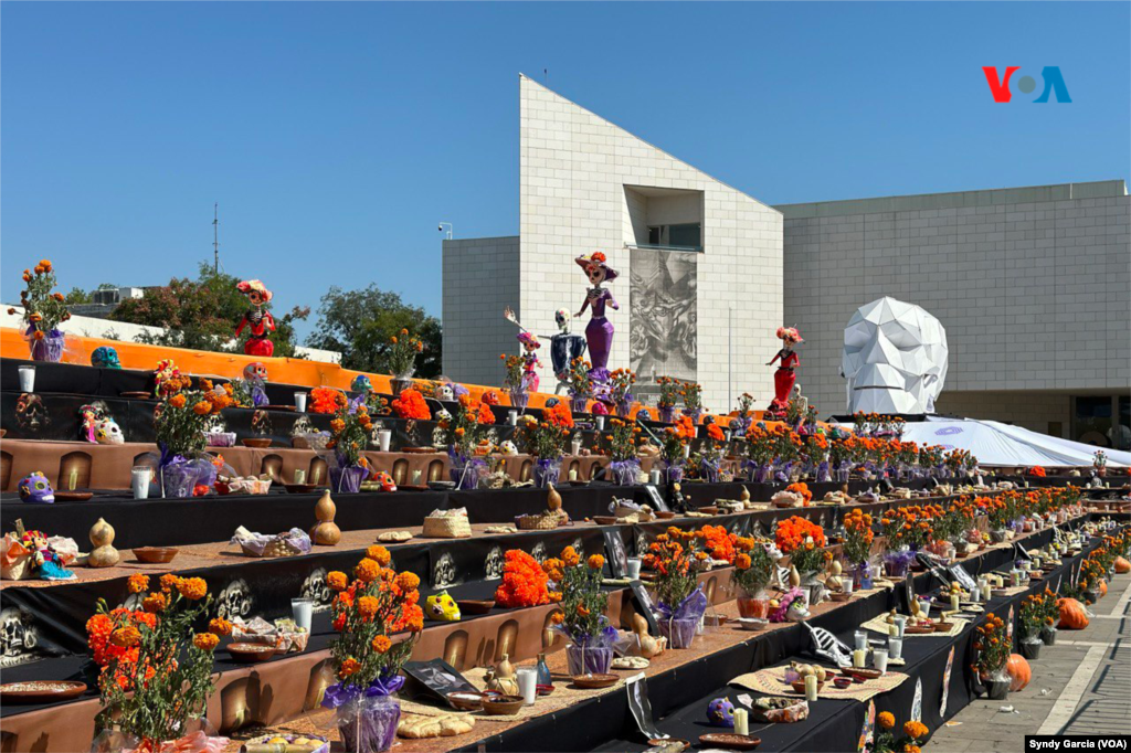 El altar de muertos que ostentó el récord mundial por ser el más grande durante unos días honra y recuerda a más de 260 personas de trascendencia en México.