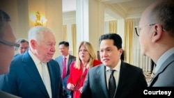 Menteri Koordinator Bidang Kemaritiman dan Investasi Ad Interim Erick Thohir mendampingi Presiden Joko Widodo saat menerima CEO Freeport McMoran, Ricard Adkerson, di Hotel Waldorf Astoria, Washington DC, Senin pagi (13/11). (Setpres RI)