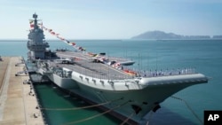Tàu sân bay Sơn Đông của Trung Quốc đậu tại quân cảng Tam Á, thuộc tỉnh Hải Nam, ngày 17/12/2019.