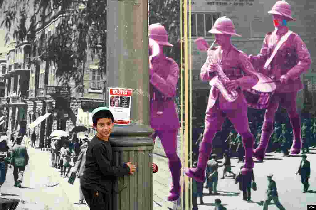 Un niño juega en una farola, en Jerusalén, después del inicio del cese al fuego de cuatro días entre Israel y Hamás.