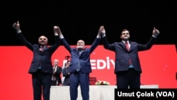 Saadet Partisi Genel Başkanı Temel Karamollaoğlu ve İBB Başkan adayı Birol Aydın birlikte partilileri selamladı