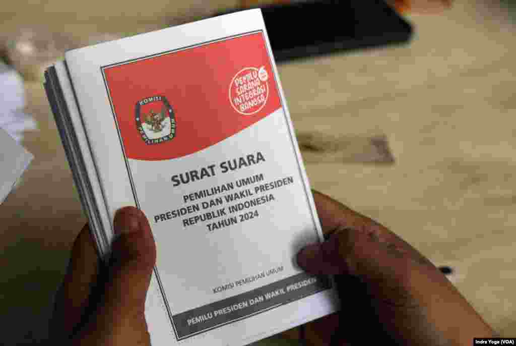 Petugas merapikan surat suara untuk pemilihan calon presiden dan wakil presiden di Gudang KPU Kotamadya Jakarta Timur, Kamis (11/1) di Jakarta. (VOA/Indra Yoga)