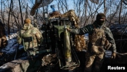 Војниците на 12-та бригада на специјалните сили Азов од Националната гарда на Украина се подготвуваат да пукаат кон руските трупи на позиција во близина на линијата на фронтот, Украина, 22 ноември 2023 година