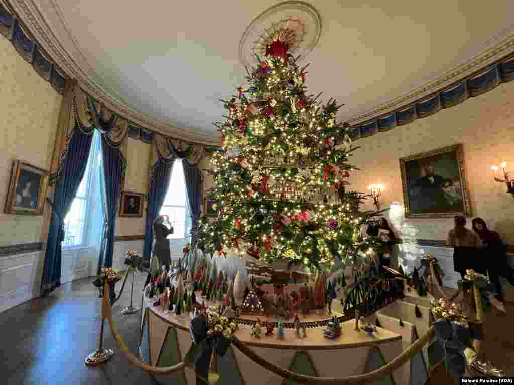 La Sala Azul exhibe el árbol de Navidad oficial de la Casa Blanca, un pino de más de cinco metros que fue transportado desde Carolina del Norte. Este se eleva desde el piso hasta el techo, llenando la sala ovalada.