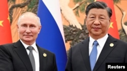 Presiden Rusia Vladimir Putin (kiri) dan Presiden China Xi Jinping berbicara melalui telepon Kamis (8/2). 