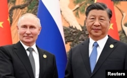 10月18日俄罗斯总统普京(左)与中国国家主席习近平在北京出席“一带一路”高峰论坛期间举行会晤