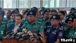 মেট্রোরেলের নিরাপত্তার দায়িত্বে থাকা এমআরটি পুলিশের কার্যক্রম পরিদর্শনে ঢাকা মেট্রোপলিটন পুলিশের কমিশনার হাবিবুর রহমান। ২১ অক্টোবর, ২০২৩।