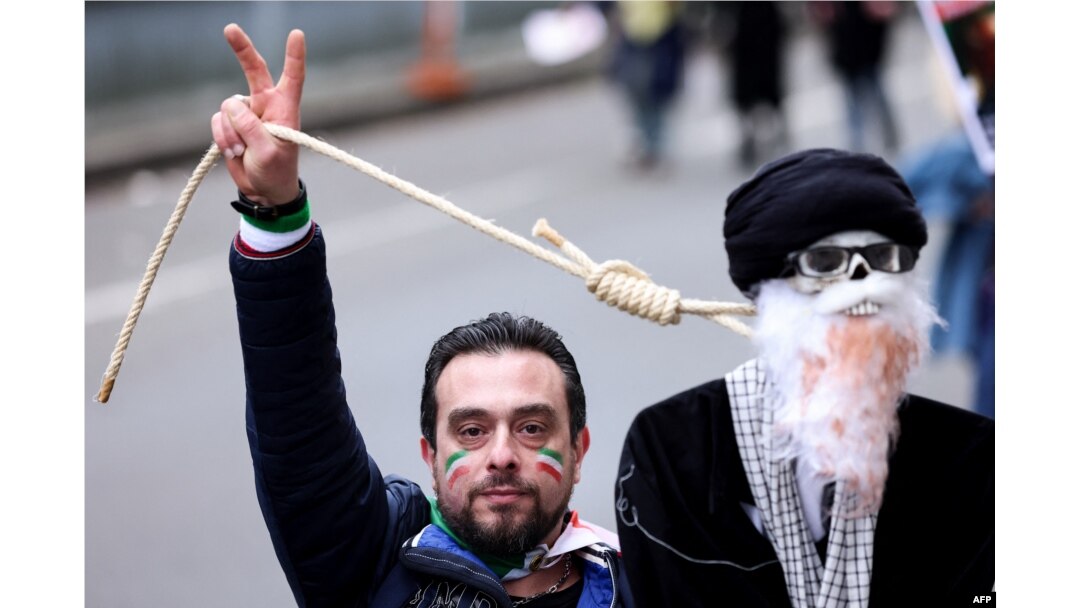 Seorang demonstran memegang boneka gantung yang melambangkan Pemimpin Tertinggi Iran saat protes mendukung gerakan perlawanan Iran di Brussels pada 20 Februari 2023. (Foto: AFP)