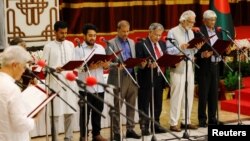 বঙ্গভবনে শপথ নিচ্ছেন নবগঠিত অন্তর্বর্তীকালীন সরকারের উপদেষ্টারা। বৃহস্পতিবার, ৯ আগস্ট।