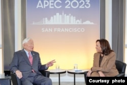 2023年11月16日，美國副總統賀錦麗與APEC台灣領袖代表張忠謀進行了20多分鐘的會談。 （照片由APEC台灣代表團提供。）