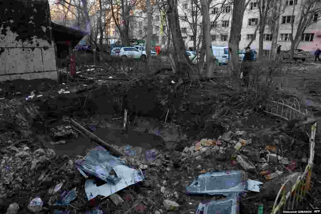 Cráter en el patio de un edificio residencial en Odesa, Ucrania.&nbsp;Moscú afirma repetidamente que sólo se atacan objetivos militares.