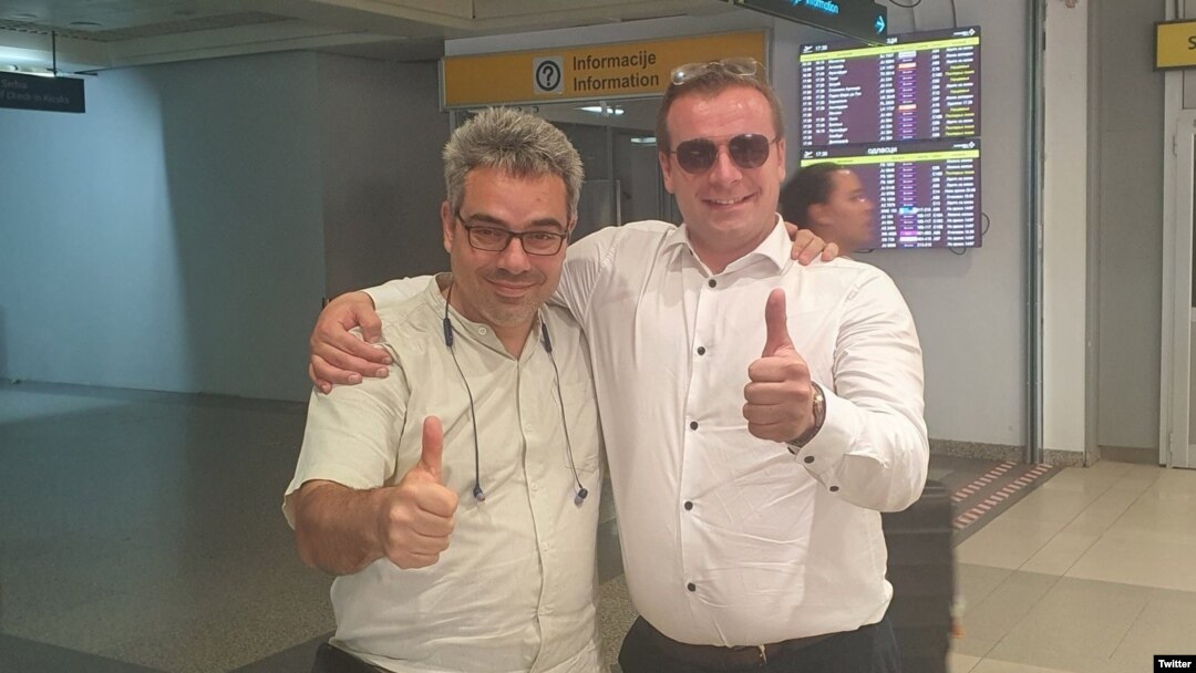 Aktivista Petar Nikitin i njegov advokat Čedomir Stojković na aerodromu u Beogradu 14. jula 2023. (Foto: Twitter/@FIGHT_4_RIGHT_S)