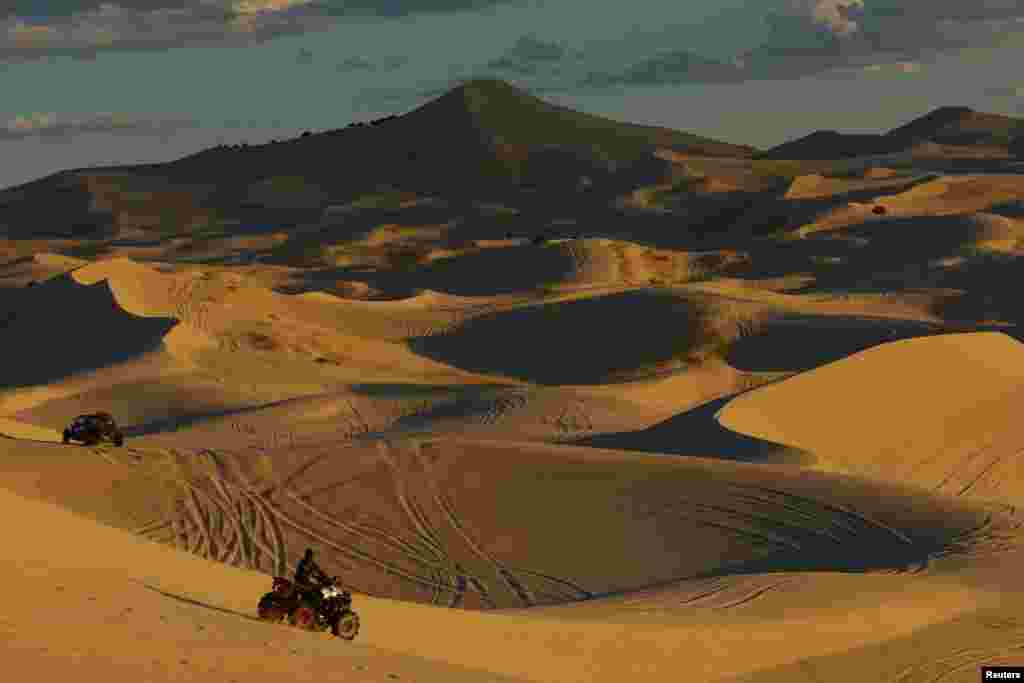 Tourists visit Samalayuca dunes in the Chihuahua desert on the outskirts of Ciudad Juarez, Mexico, Aug. 18, 2024.