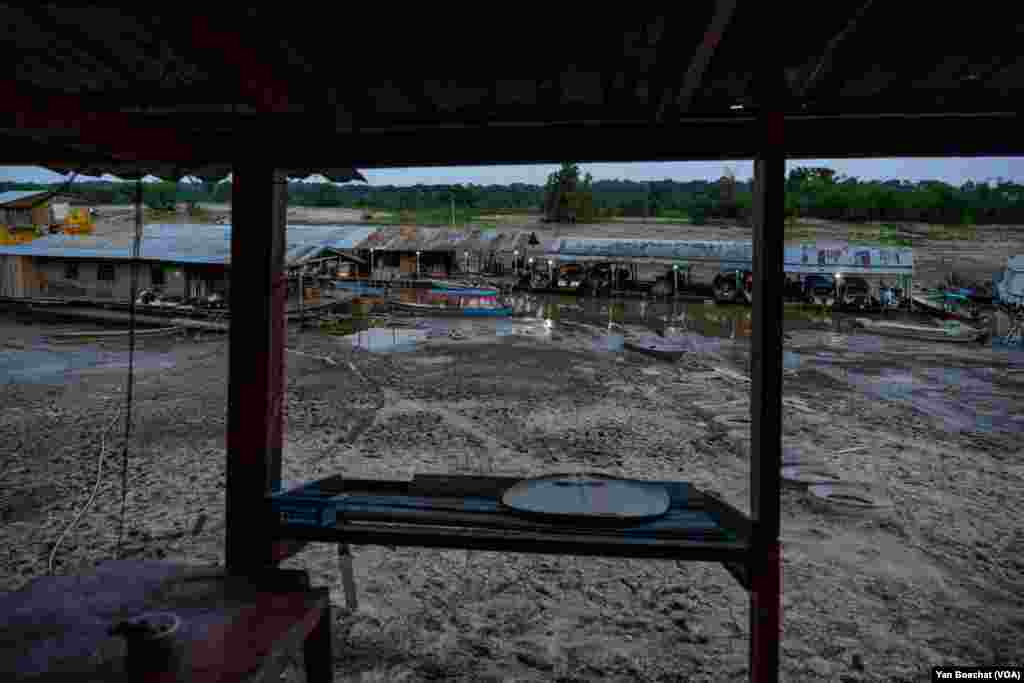 Entire communities living in floating houses on the tributaries of the Amazon River are stuck in the mud, without access to water, like this one in the Puraquequara River, in Manaus, Oct. 3, 2023.