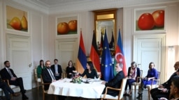 Azerbaycan Dışişleri Bakanı Ceyhun Bayramov ve Ermenistan Dışişleri Bakanı Ararat Mirzoyan, Almanya Dışişleri Bakanı Annalena Baerbock’un daveti üzerine geldikleri Berlin’de barış görüşmelerine başladı. 
