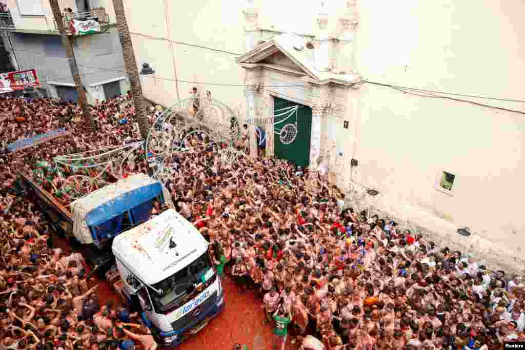 Participantes assistem ao festival anual de luta de comida &ldquo;La Tomatina&rdquo; em Bunol, perto de Valência, Espanha, 28 de agosto de 2024