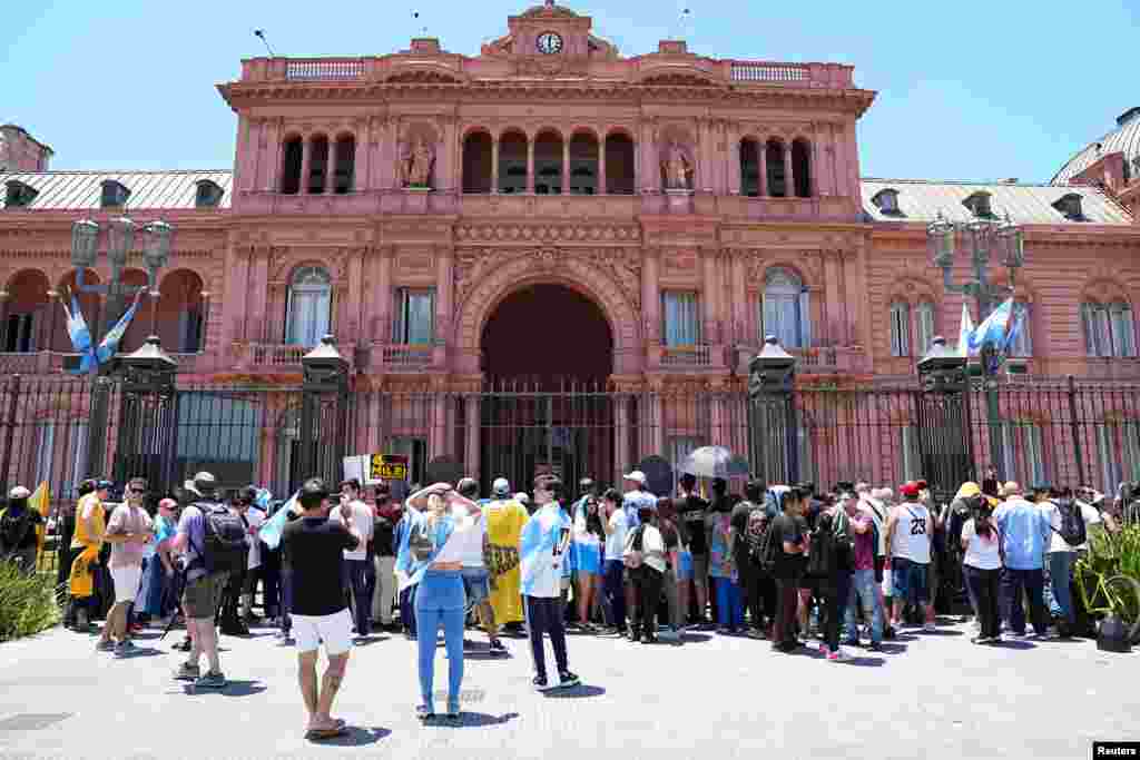 Desde temprano, seguidores de Milei llegaron a los alrededores del Congreso y de la Casa Rosada, sede del gobierno y residencia del presidente de Argentina.