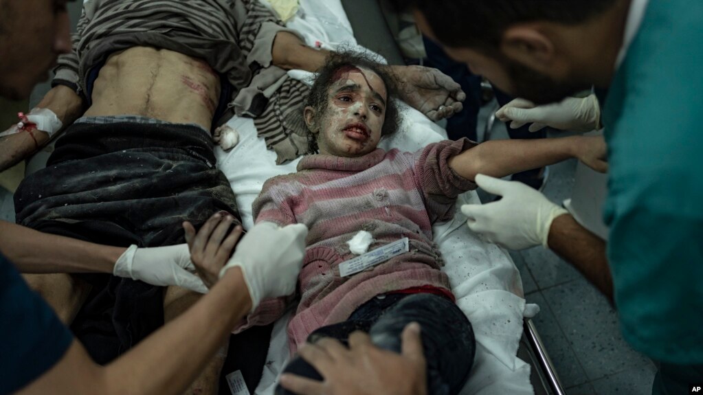 在以色列轰炸中受伤的巴勒斯坦人来到拉法的一家医院。（2023年12月6日）(photo:VOA)